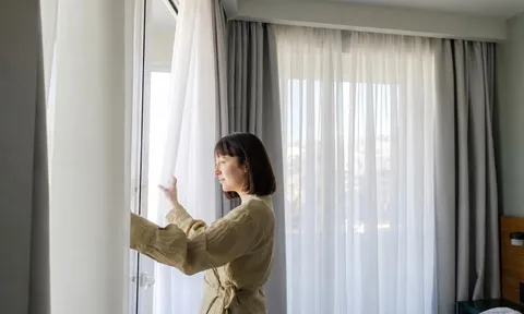 Vì sao kéo rèm ngay khi nhận phòng khách sạn?