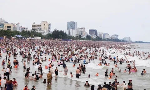 Quan Lạn, Sầm Sơn đông nghìn nghịt