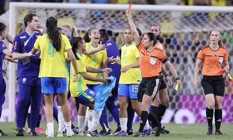 Brazil nhận 8 thẻ đỏ trong 1 trận đấu, cả HLV lẫn cầu thủ đều bị đuổi