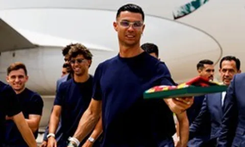 Ronaldo bị chê "tịt ngòi" liền đáp trả: "Tôi rất ổn, các bạn không xem tôi đá à?"