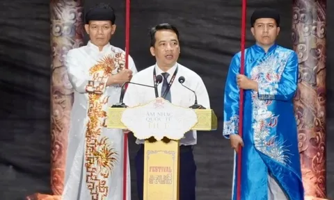 Màn phát biểu song ngữ của Phó Chủ tịch thành phố Huế gây 'sốt'
