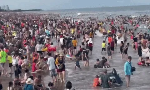 Biển Sầm Sơn 'không còn chỗ trống'