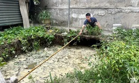 Xuất hiện hố tử thần sâu hơn 4m sát nhà, sơ tán khẩn 2 hộ dân ở Thái Nguyên