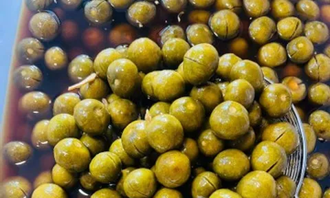 Cách làm sấu ngâm đường giòn ngon, không bị nổi váng