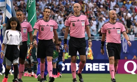 Vì sao trọng tài mặc áo hồng trong trận Uruguay - Saudi Arabia?