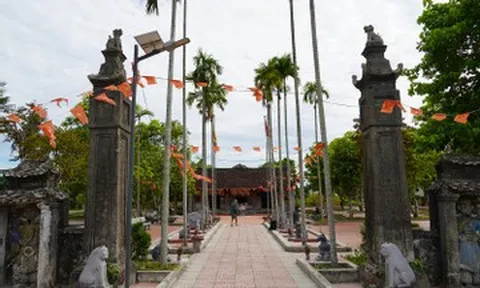 Cặp tượng đá cổ mất trộm nhiều năm trở về đền sau một bài đăng trên mạng