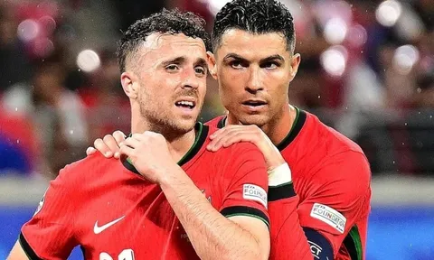 Fan Ronaldo tràn vào Instagram Diogo Jota, yêu cầu chuyền bóng cho CR7