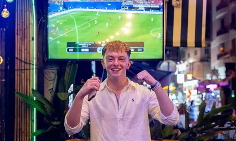 Khách Tây 'dô' cạn ly, xem World Cup đến sáng ở quán bar Bùi Viện
