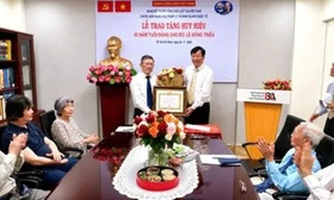 Trao Huy hiệu 45 năm tuổi Đảng cho Luật gia Lê Đông Triều