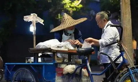 Cụ ông 92 tuổi bán bánh gần 2.000 đồng suốt 2 thập kỷ, quyết không tăng giá