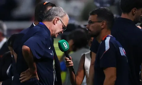 Bielsa nổi đóa với phóng viên sau cú sốc của Uruguay