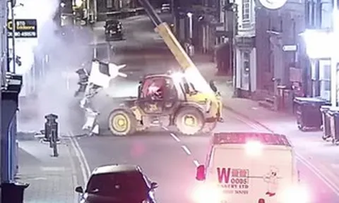 VIDEO: Lái xe nâng giật sập mặt tiền, bứng gọn máy ATM của ngân hàng tại Anh