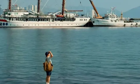 Xếp hàng chụp ảnh tại bến tàu 'view triệu đô' ở Nha Trang