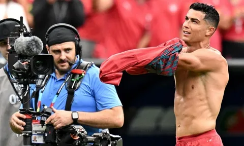 'Cơ bắp Ronaldo như đàn ông tuổi 30'