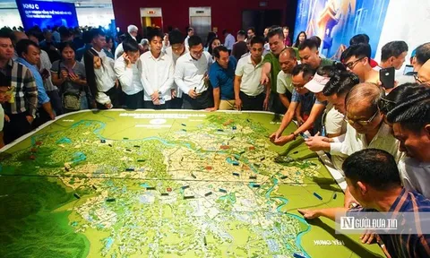 Hà Nội: Người dân đổ xô đi xem Quy hoạch tổng thể tầm nhìn 100 năm