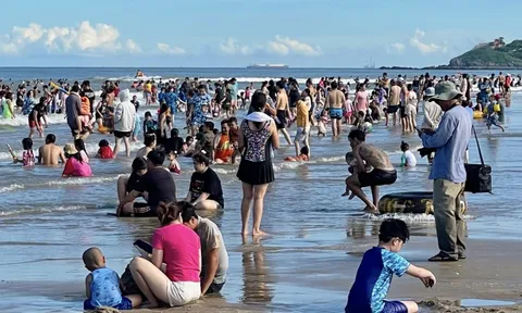 Cảnh đông nghịt trên biển Vũng Tàu