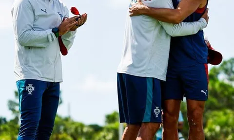 Khoảnh khắc Ronaldo xúc động, ôm chặt chia buồn với nỗi đau mất cha của trợ lý HLV Bồ Đào Nha