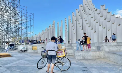 Hàng rong trái phép vẫn tấp nập ở công viên nghìn tỷ Vũng Tàu