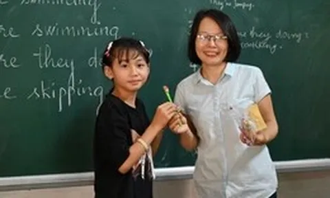 Lớp học đặc biệt dưới mái chùa: Dạy tiếng Anh, dạy cả cách làm người