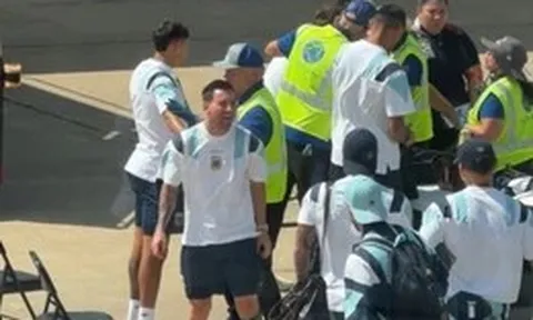 Video: Messi cười khoái chí khi đồng đội giấu kẹp nướng thịt trong ba lô