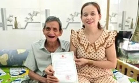 Cả đời lưu lạc không có giấy tờ, cụ ông 80 tuổi ở phường Tân Tạo ấm lòng nhận giấy khai sinh