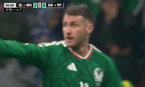 Viral khoảnh khắc cầu thủ Mexico mách trọng tài