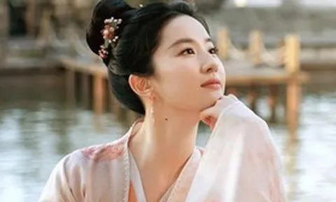 "Thần tiên tỷ tỷ" gây chú ý khi để mặt mộc giữa chốn đông người