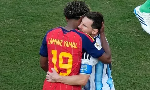 Khoảnh khắc Lamine Yamal ôm Messi sau chung kết World Cup 2026