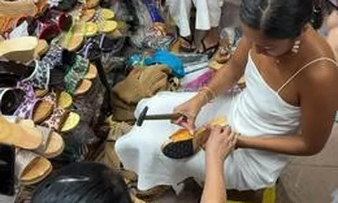 Khách Tây rỉ tai nhau về "pháp sư" chợ Tân Định: 15 phút phù phép đôi guốc mộc, tay nghề thủ công khiến người xem nổi da gà
