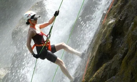 Du khách liều mình đu dây vượt thác 120 m ở Trung Quốc