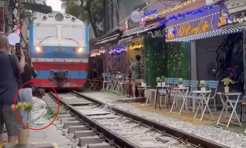 Du khách bị tàu hất văng điện thoại tại 'phố cà phê đường tàu'