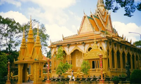 Bên trong ngôi chùa Khmer dát vàng đang 'hot' nhất Trà Vinh