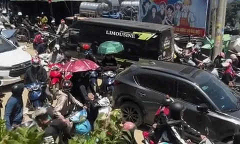 Kẹt xe hàng km ở Tà Xùa