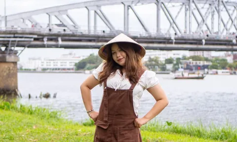 Đội mưa chụp ảnh tại bãi cỏ 'nàng thơ' ven sông Hương ở Huế