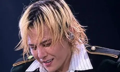 Big Bang làm 'nổ tung' Mỹ Đình, G-Dragon đập đàn gây sốc