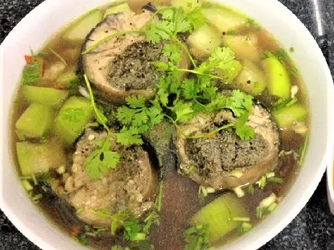 Ngọt mát tô canh bầu nấu cá trê