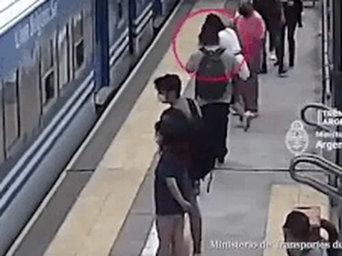 Ngã vào đoàn tàu đang chạy, người phụ nữ sống sót thần kỳ