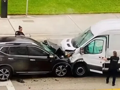 Mỹ: SUV nát đầu vì tài xế vừa lái xe vừa mải 'mây mưa'