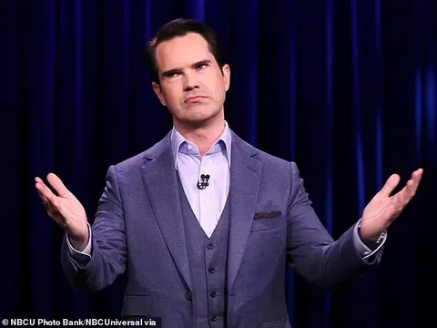 Rộ tin danh hài Jimmy Carr bị cha ruột kiện tội phỉ báng
