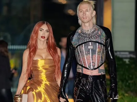 Minh tinh Megan Fox khoe dáng bốc lửa bên hôn phu trẻ