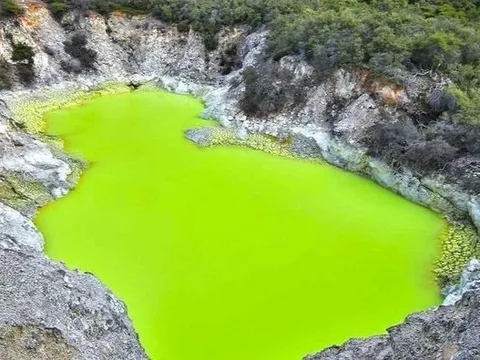 Bí ẩn trong 'phòng tắm của quỷ' nồng nặc mùi trứng thối ở New Zealand