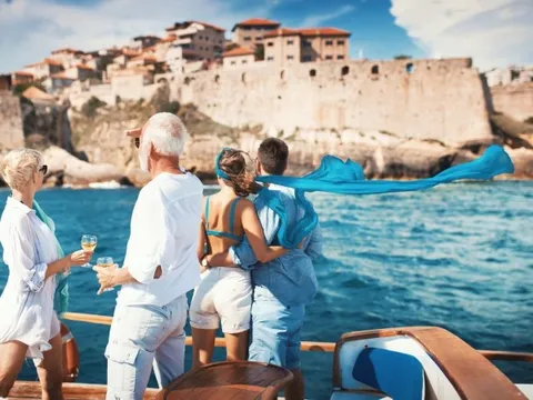 Nhân viên khách sạn tiết lộ yêu cầu khó chiều của tỷ phú