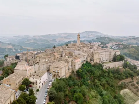 Thuê trọn ngôi làng ở Italy chỉ với 6,5 bảng Anh/người