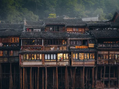 Cảnh Phượng Hoàng cổ trấn thắng giải bức ảnh lịch sử của năm