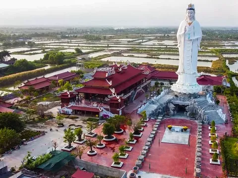 Cận cảnh ngôi chùa xây bằng gỗ lớn nhất miền Tây