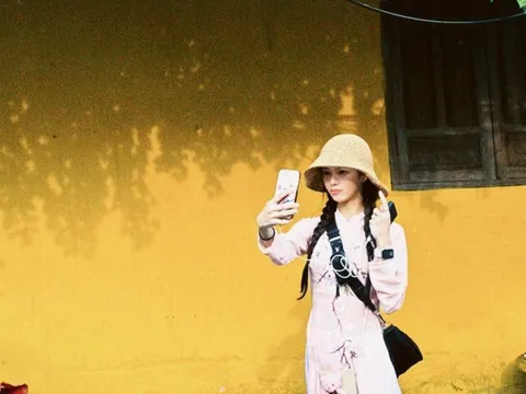 Nữ diễn viên nổi tiếng Hàn Quốc diện áo dài du ngoạn Việt Nam