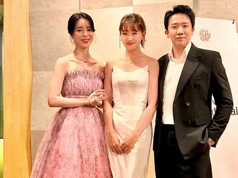 Vợ chồng Trấn Thành - Hari Won khoe ảnh chụp cùng sao Hàn