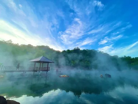 Đắm mình nơi ‘tiên cảnh hạ giới’ ở suối khoáng Bang