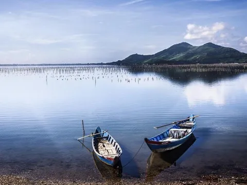 'Tuyệt tình cốc' huyền ảo trên vịnh Lăng Cô