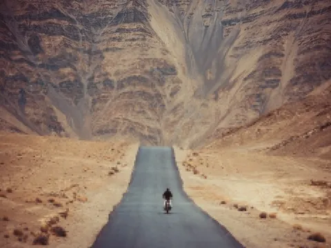 Tôi lái môtô ngắm thung lũng Puga, khám phá hồ Tulian ở Ấn Độ